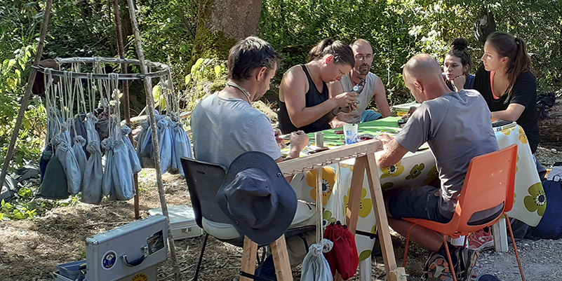 groupe en observation, en bord de mer